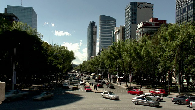 WS ZO ZI CU Paseo De La Reforma建筑与交通/墨西哥墨西哥城视频素材