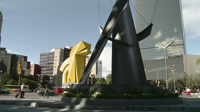 WS PAN Caballito圆形摩天大楼和雕塑/墨西哥城，墨西哥视频素材