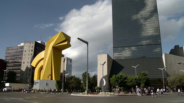 WS TD Caballito圆形摩天大楼和雕塑/墨西哥城，墨西哥视频素材