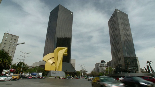 CU ZO WS El Caballito雕塑与摩天大楼/墨西哥城，墨西哥视频素材