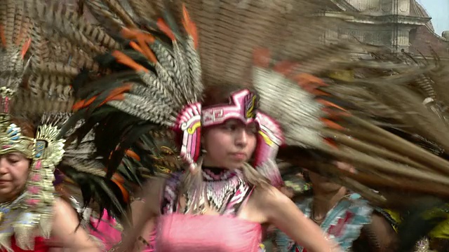 身着传统阿兹特克服装的女舞者/墨西哥城，墨西哥视频下载
