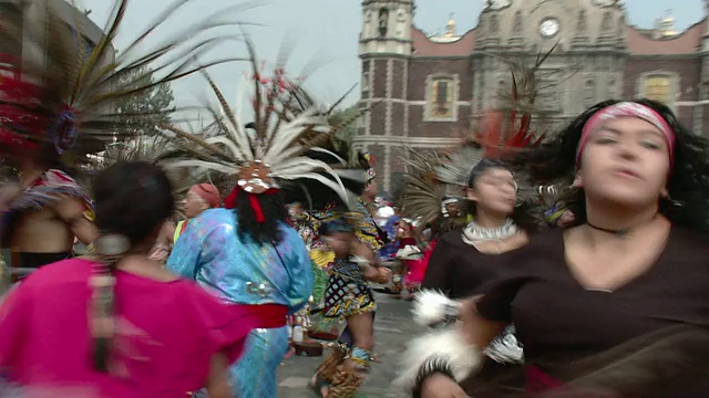 墨西哥墨西哥城瓜达卢佩大教堂的阿兹特克小姐舞者视频下载