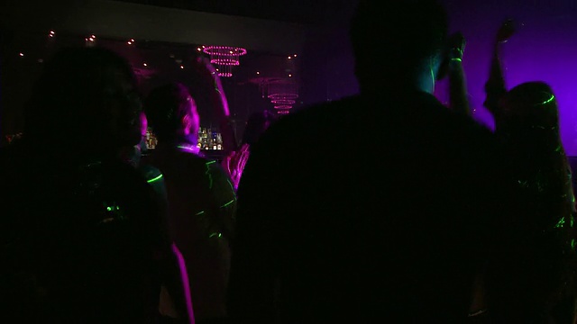 一群人在英国伦敦的夜总会跳舞视频下载