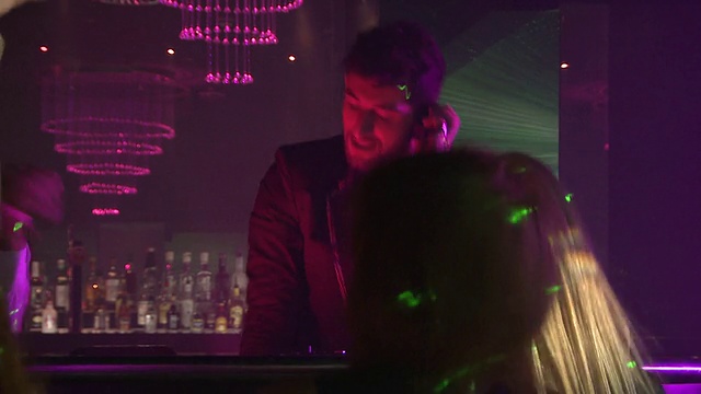 一群人在夜总会跳舞，DJ背景/英国伦敦视频素材