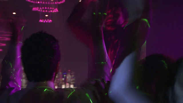 一群人在夜总会跳舞，DJ背景/英国伦敦视频素材