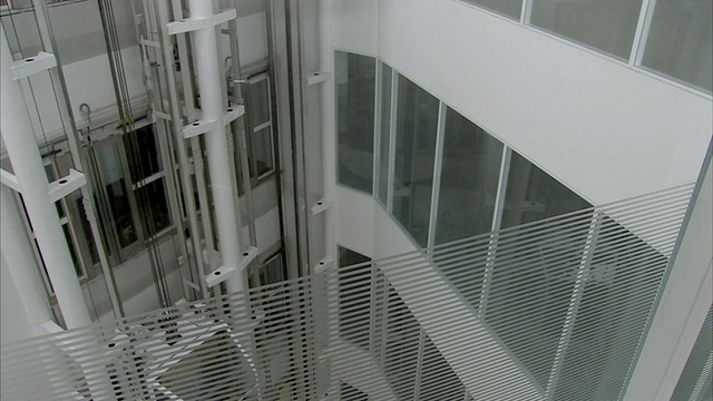 英国伦敦，商务人士在办公大楼的电梯里下楼视频素材