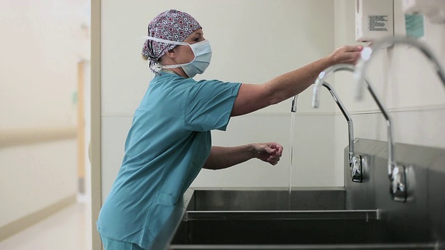 MS女护士在水槽洗手/西雅图，华盛顿，美国视频下载