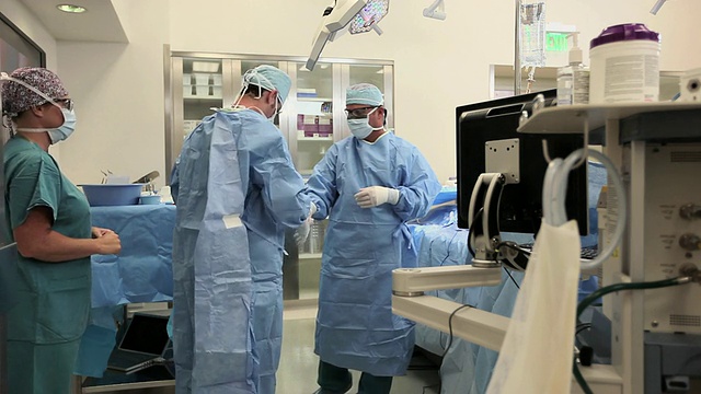 美国华盛顿州西雅图，医学博士外科医生在手术室与护士和外科助理一起穿手术服视频下载