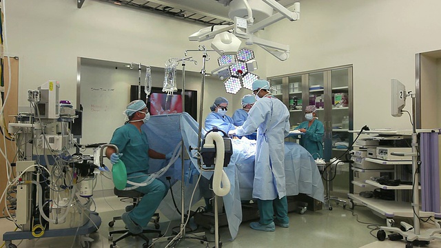 WS外科团队在手术室进行手术/西雅图，华盛顿，美国视频下载