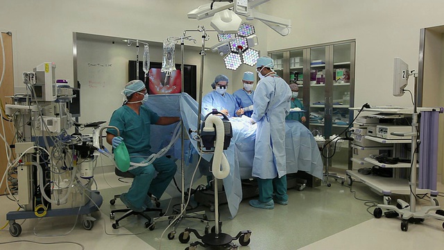 WS外科团队在手术室进行手术/西雅图，华盛顿，美国视频下载
