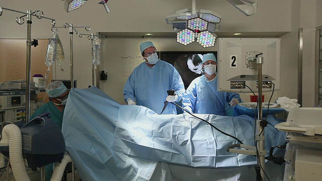 MS外科医生团队进行内窥镜手术/西雅图，华盛顿，美国视频下载