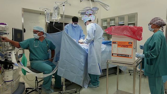 WS外科团队在手术室进行器官移植/西雅图，华盛顿，美国视频下载