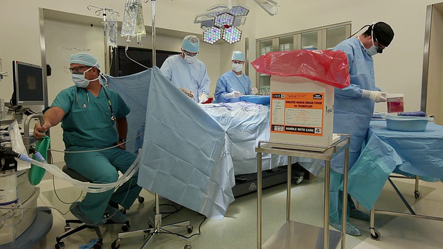 WS外科团队在手术室进行心脏移植手术/西雅图，华盛顿，美国视频下载