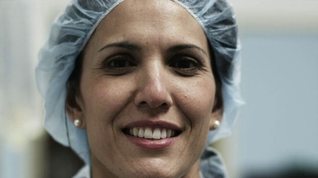 CU女医生摘除外科口罩的肖像/佩森，犹他州，美国视频素材