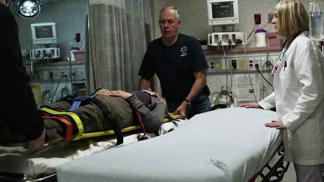 医学护理人员将病人放在医院病床上/佩森，犹他州，美国视频下载