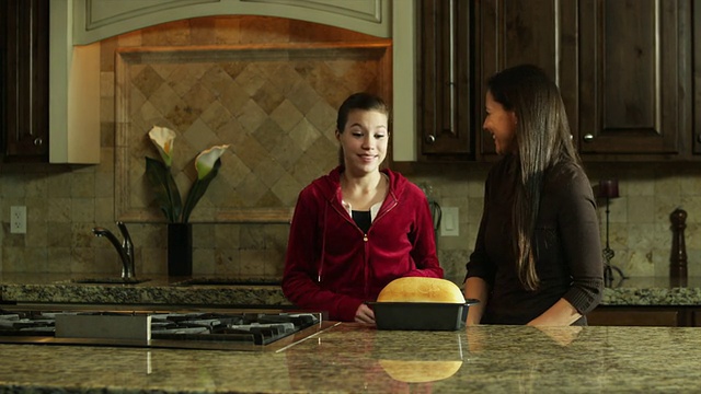 MS TU母女(9-10)在美国犹他州Orem厨房烘焙视频素材