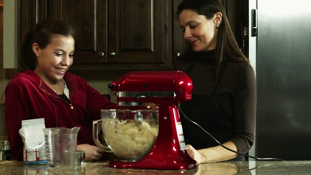 TU母女(8-9)在美国犹他州Orem厨房准备食物视频素材