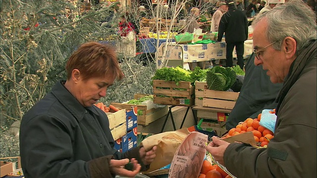 法国勃艮第博恩市，MS Man在市场摊位上闻水果视频下载