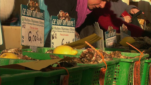 在法国勃艮第博恩市的市场摊位上，顾客伸手去拿食物视频下载