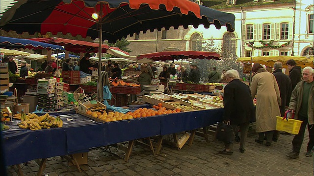 在法国勃艮第博恩市场购物的街道场景视频下载