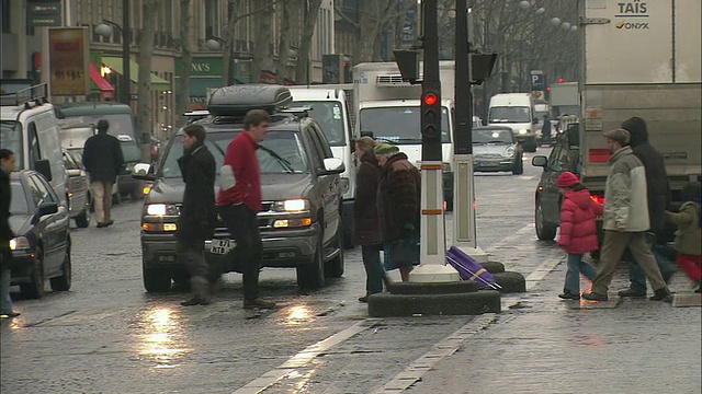 行人穿过繁忙的街道/巴黎，法国视频素材