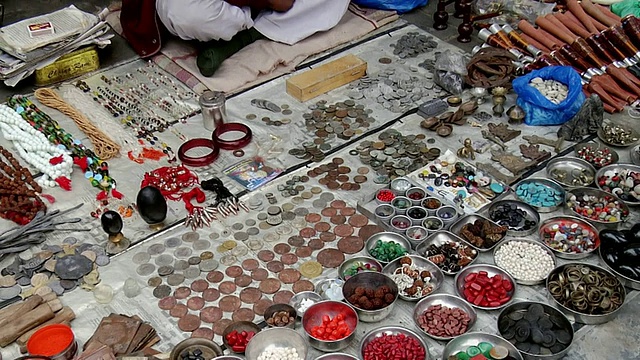 印度北阿坎德邦的Haridwar，古钱币和宝石的街道商店视频下载