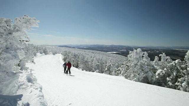 WS PAN滑雪者滑雪在经典的新英格兰滑雪道/兰吉利，缅因州，美国视频素材