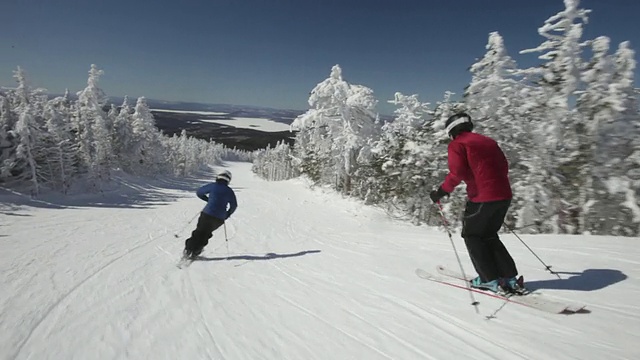 WS POV夫妇滑雪在经典的新英格兰滑雪道/兰吉利，缅因州，美国视频素材