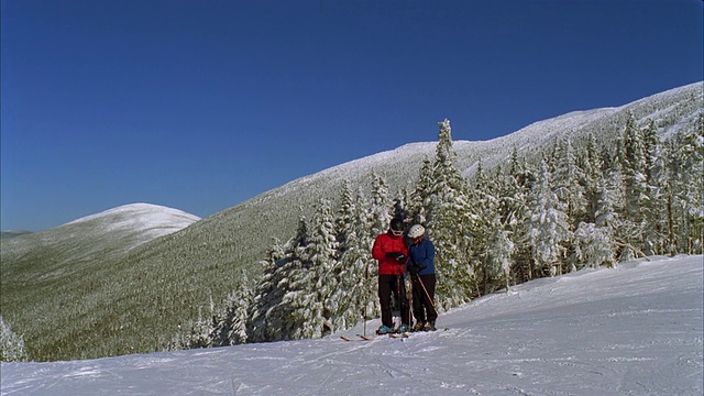 WS PAN夫妇在滑雪前回顾trail map / rangley, Maine, USA视频素材