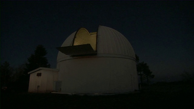 美国亚利桑那州莱蒙山天文台WS T/L天文台圆顶在夜间转向视频下载
