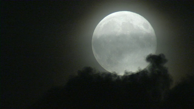一轮满月和乌云在前面掠过/ Maasbommel, Gelderland，荷兰视频下载