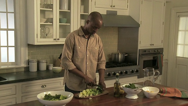 MS DS Man在碗里切生菜和拌沙拉/纽约，纽约，美国视频下载