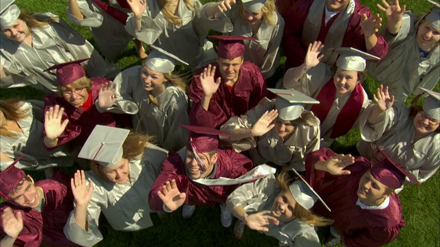 WS HA SLO MO高中毕业生(17-19)在镜头前挥手击掌/阿普尔顿，威斯康星州，美国视频素材