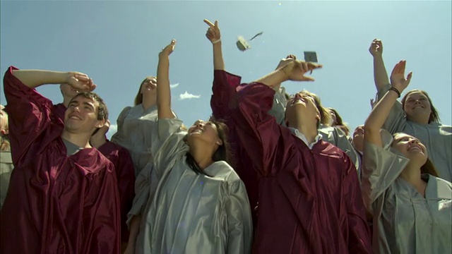 高中毕业生(17-19岁)向空中扔帽子/美国威斯康星州阿普尔顿视频素材