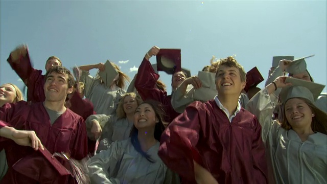 MS SLO MO高中毕业生(17-19岁)向空中扔帽子/阿普尔顿，威斯康星州，美国视频下载