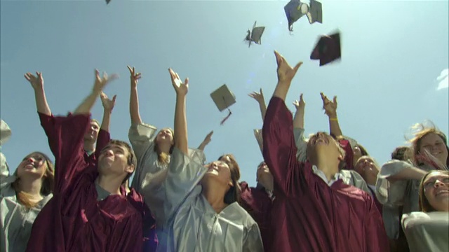 TU SLO MO高中毕业生(17-19岁)向空中抛帽子，美国威斯康星州阿普尔顿视频下载