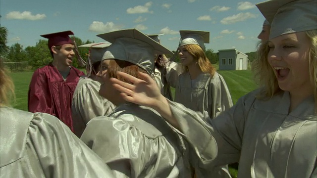 高中毕业生(17-19岁)相互拥抱/阿普尔顿，威斯康星州，美国视频素材