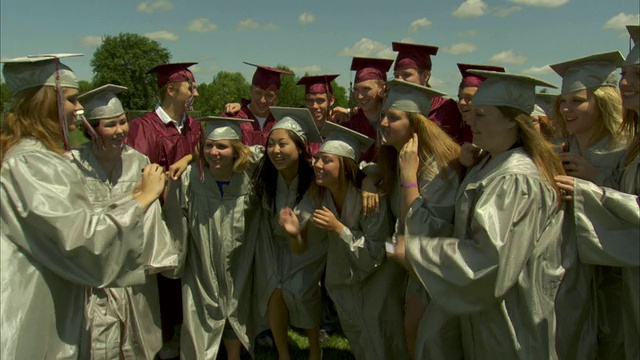 WS高中毕业生(17-19岁)排队照相，女毕业生用手机拍照/美国威斯康星州阿普尔顿视频下载