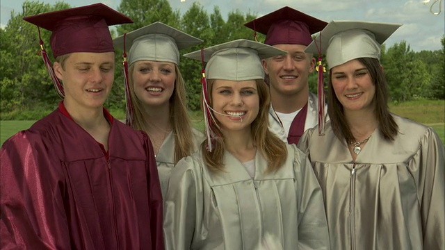 美国威斯康星州阿普尔顿市，MS高中毕业生微笑着向镜头展示文凭视频素材