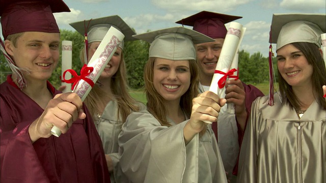 美国威斯康辛州阿普尔顿市，高中毕业生向照相机展示文凭视频素材