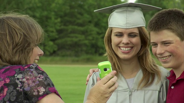 母亲与哥哥(14-15岁)拍摄的女毕业生照片/美国威斯康星州阿普尔顿视频下载
