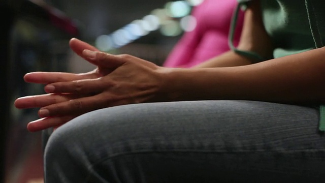 在美国新罕布什尔州多佛的保龄球馆，女人的手在紧张地轻拍着手指视频素材