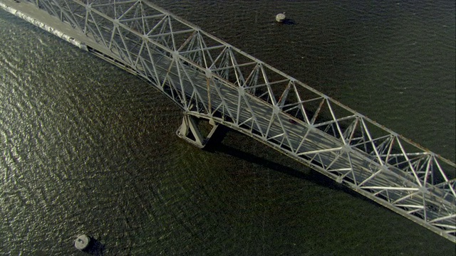 美国马里兰州巴尔的摩市切萨皮克湾大桥空中交通视频下载