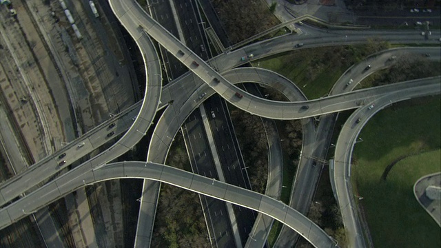 美国马里兰州巴尔的摩市highfive高速公路交叉路口的空中交通视频下载