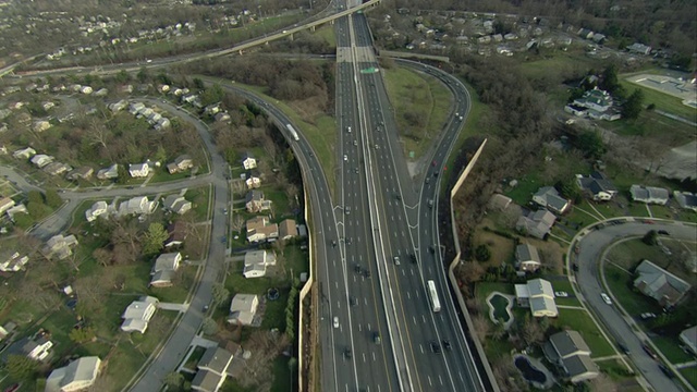 美国马里兰州巴尔的摩市居民区多车道高速公路上的空中交通视频下载