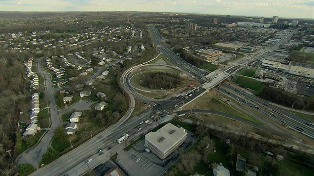 美国马里兰州巴尔的摩市居民区多车道高速公路上的空中交通视频下载