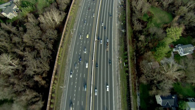 美国马里兰州巴尔的摩市多车道公路上的空中交通视频下载
