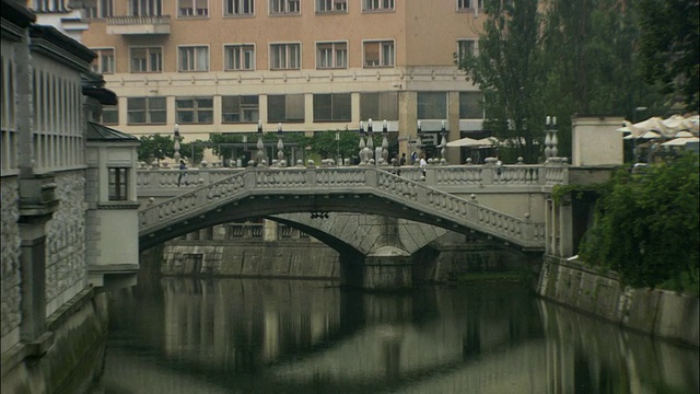 斯洛文尼亚卢布尔雅那河畔的三桥(Tromostovje)视频素材