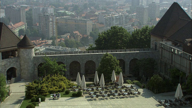 ZO WS HA卢布尔雅那城堡庭院的户外咖啡馆/卢布尔雅那，斯洛文尼亚视频素材
