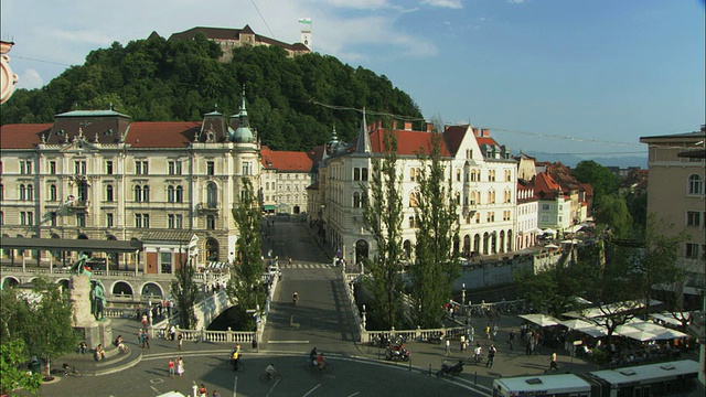 斯洛文尼亚的卢布尔雅那，Preseren广场和三重桥(Tromostovje)上的交通状况视频素材